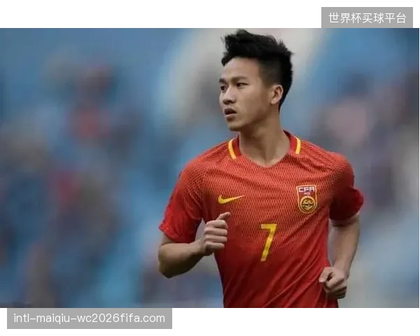 埃尔内尼的传球调度和阿舒尔的跑动覆盖是埃及队由守转攻能否流畅运行的核心。